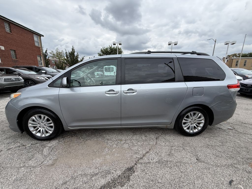 2011 Toyota Sienna Image 7