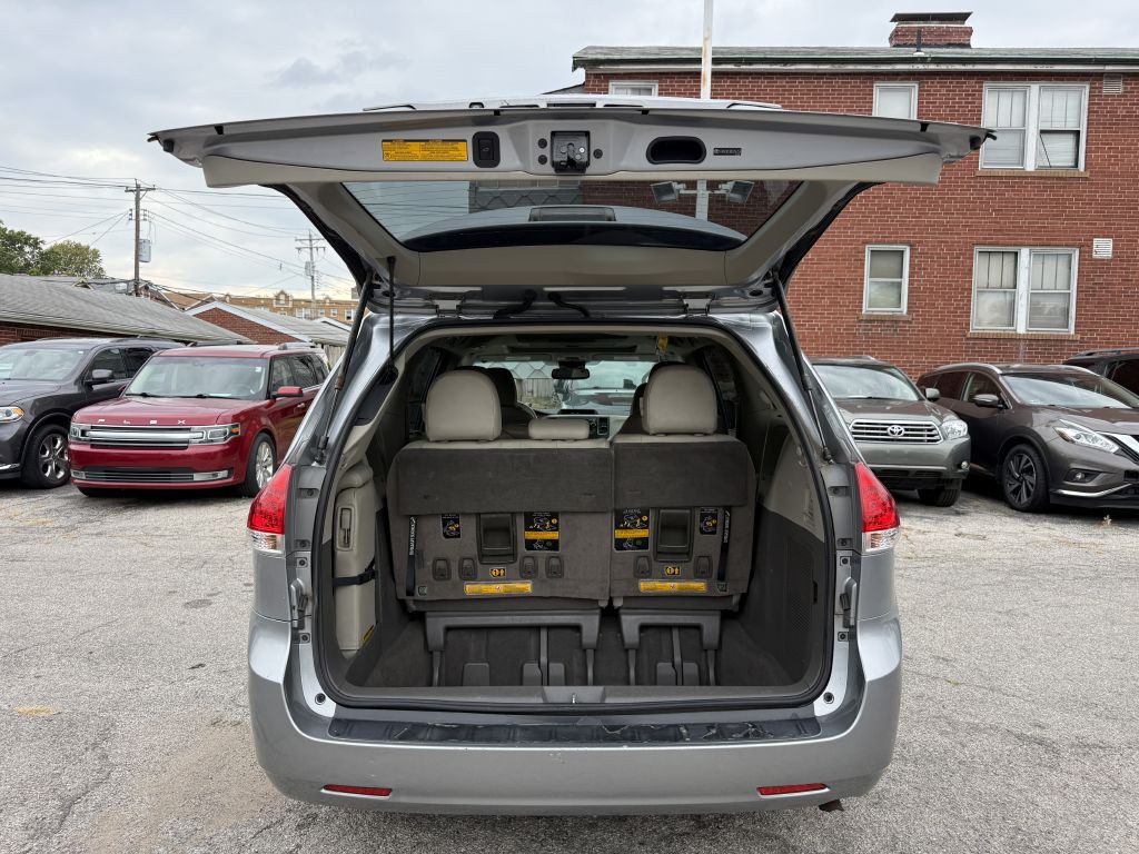 2011 Toyota Sienna Image 8