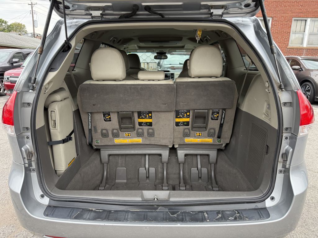 2011 Toyota Sienna Image 9