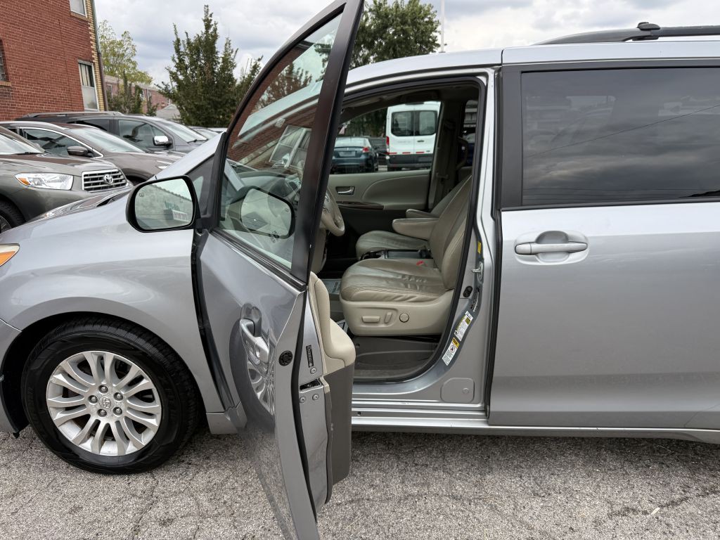 2011 Toyota Sienna Image 11