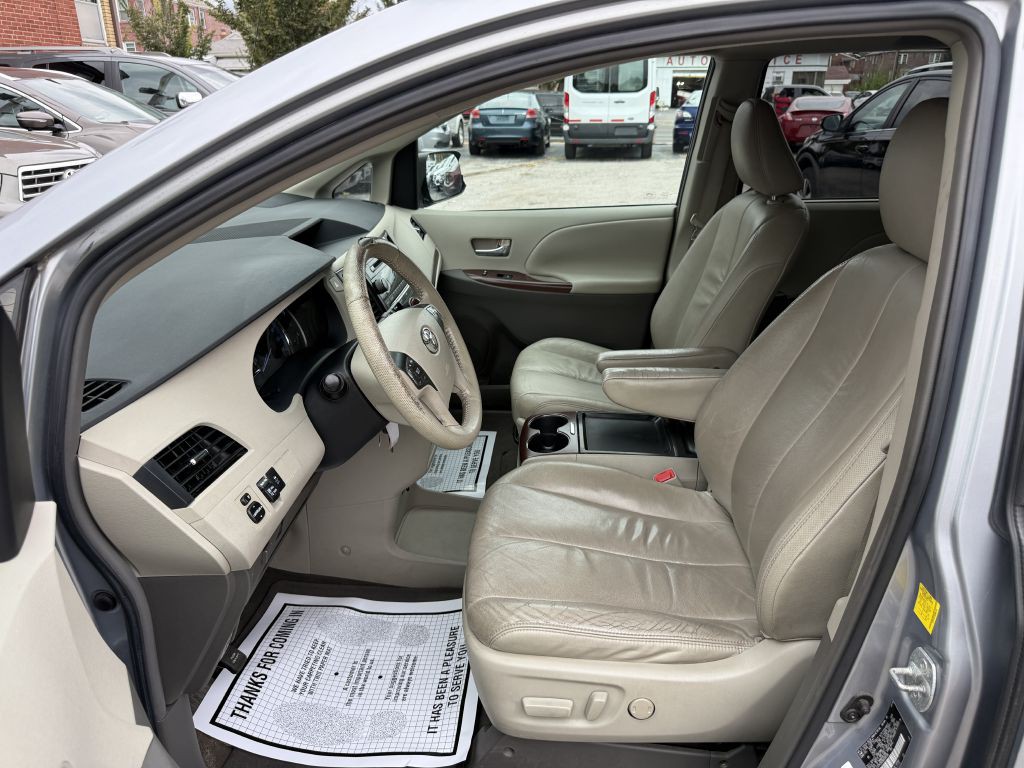 2011 Toyota Sienna Image 12