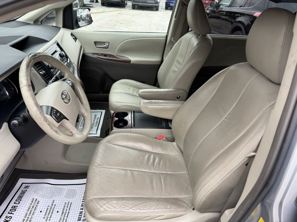 2011 Toyota Sienna Image 13