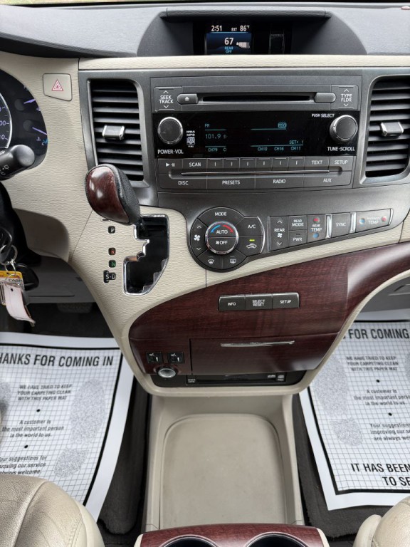 2011 Toyota Sienna Image 17