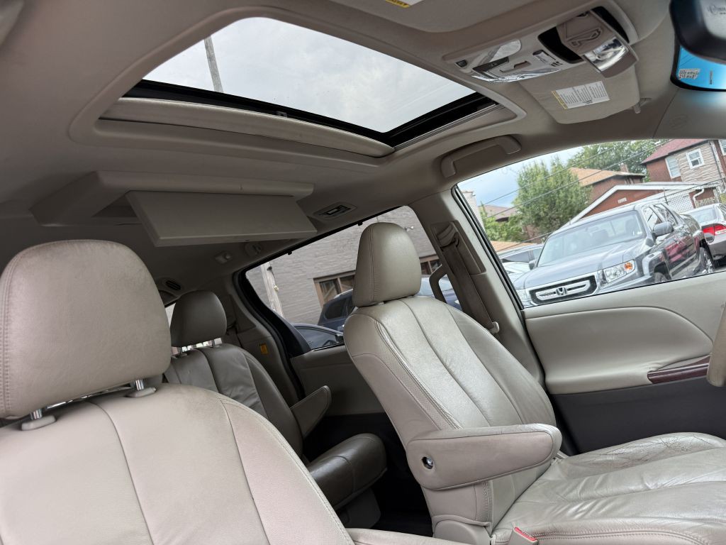 2011 Toyota Sienna Image 19