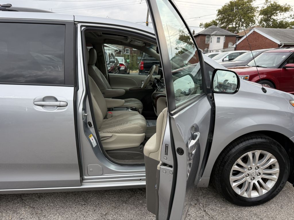 2011 Toyota Sienna Image 20
