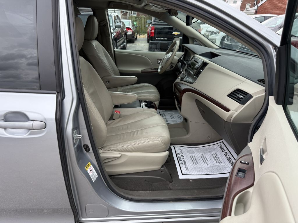 2011 Toyota Sienna Image 21