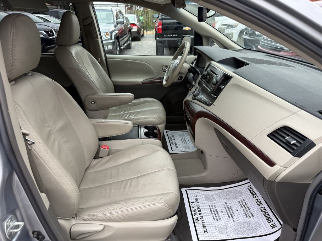 2011 Toyota Sienna Image 22