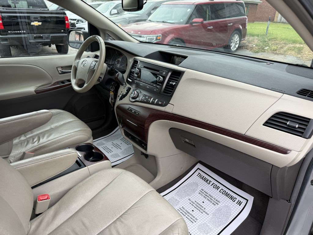 2011 Toyota Sienna Image 23