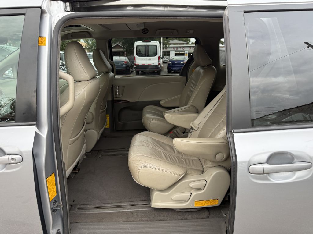 2011 Toyota Sienna Image 24