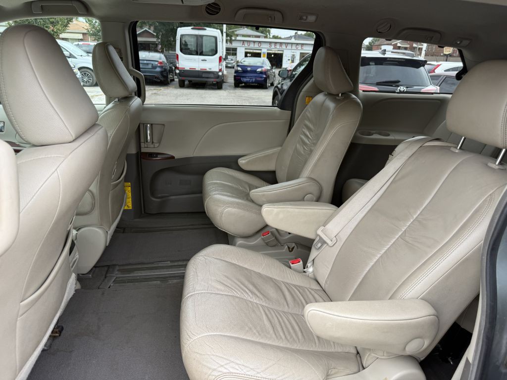 2011 Toyota Sienna Image 25