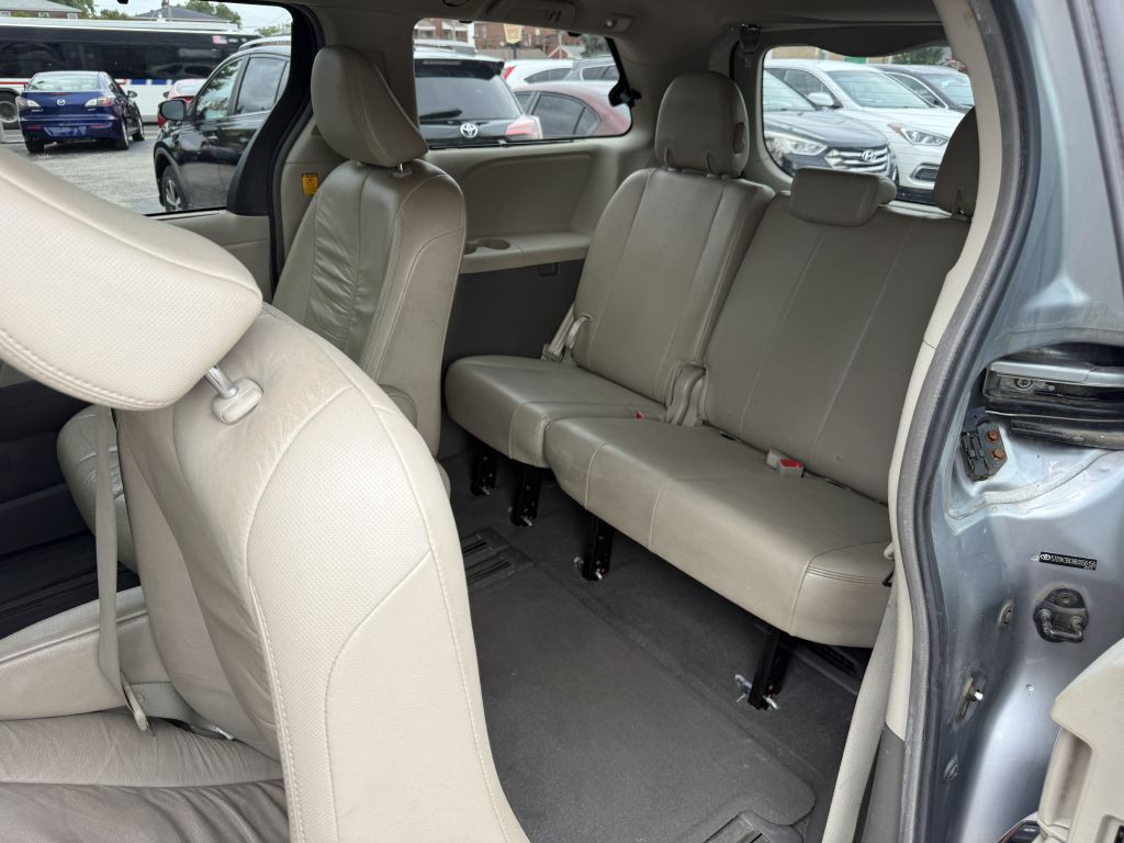 2011 Toyota Sienna Image 26