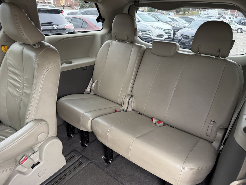 2011 Toyota Sienna Image 27