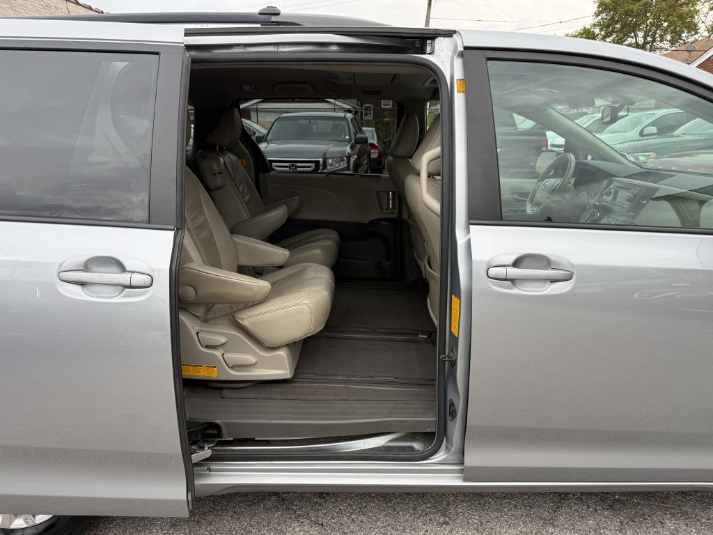 2011 Toyota Sienna Image 28