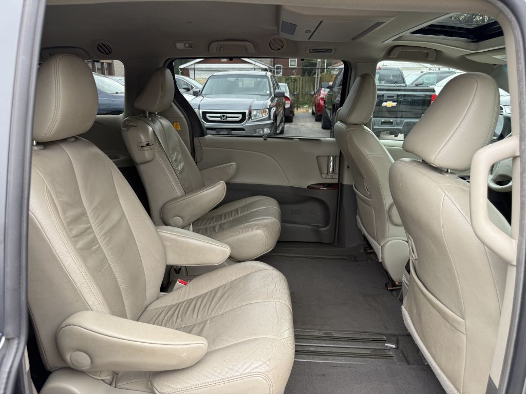 2011 Toyota Sienna Image 29