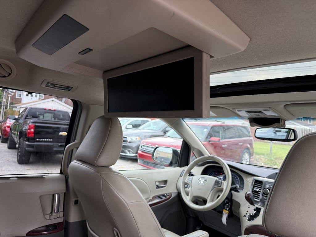 2011 Toyota Sienna Image 30