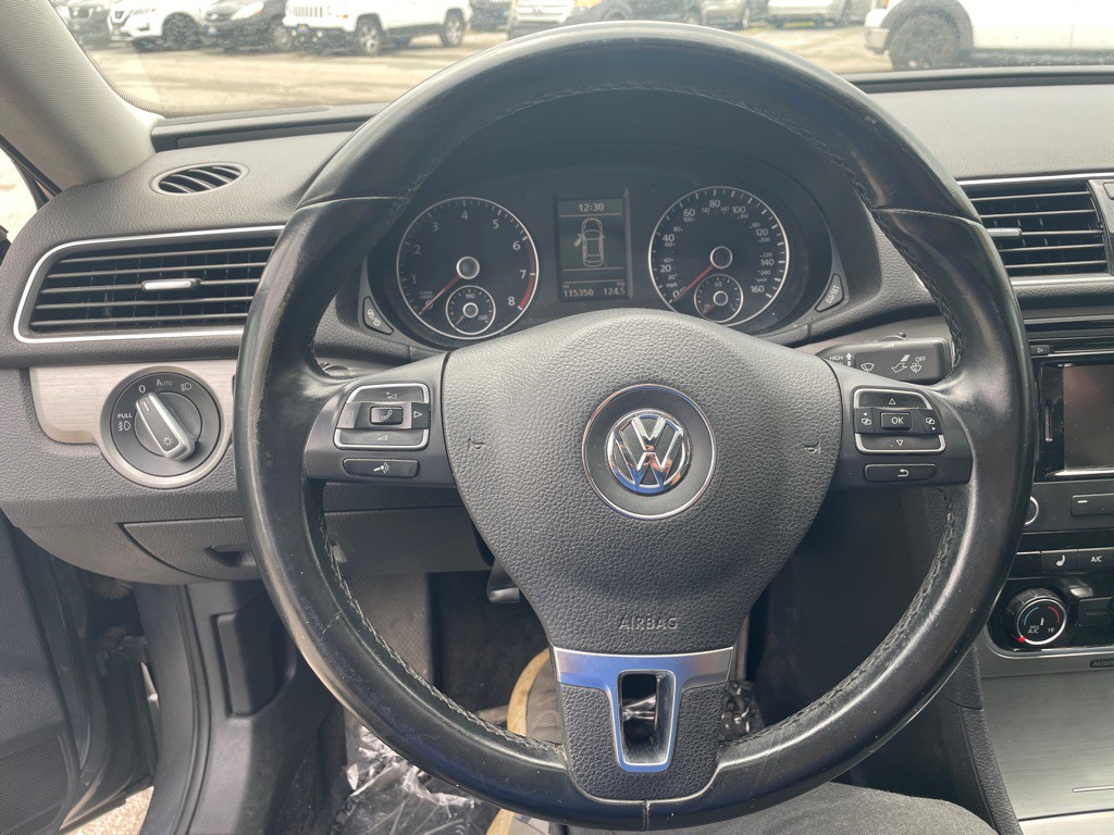 2015 Volkswagen Passat Image 13