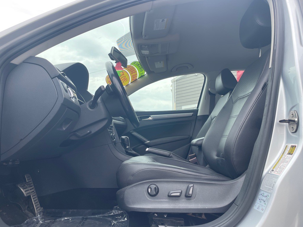 2017 Volkswagen Passat Image 11