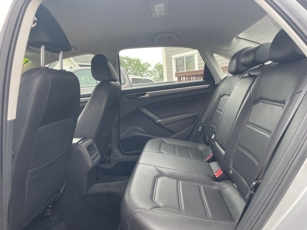 2017 Volkswagen Passat Image 12