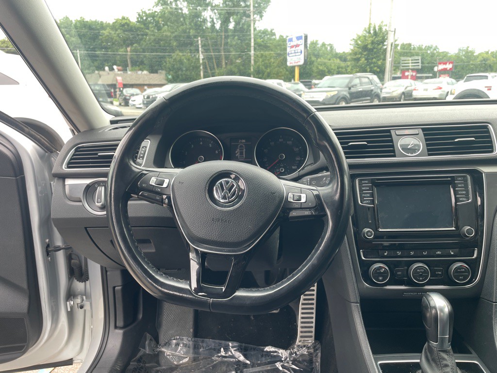 2017 Volkswagen Passat Image 14