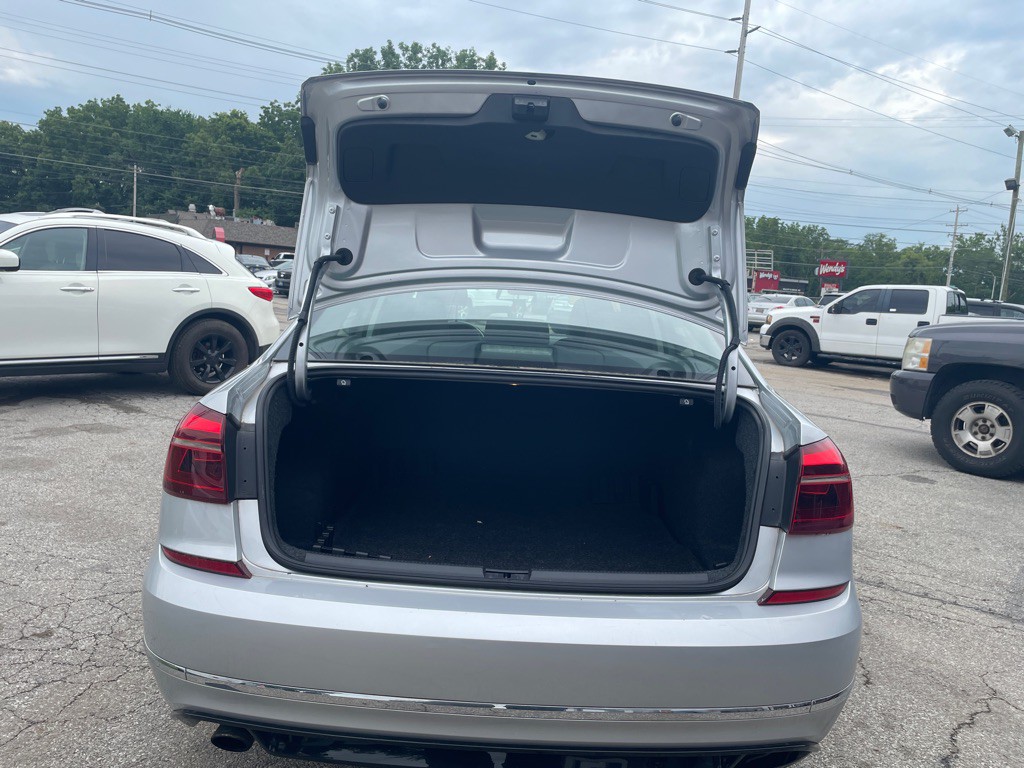 2017 Volkswagen Passat Image 18