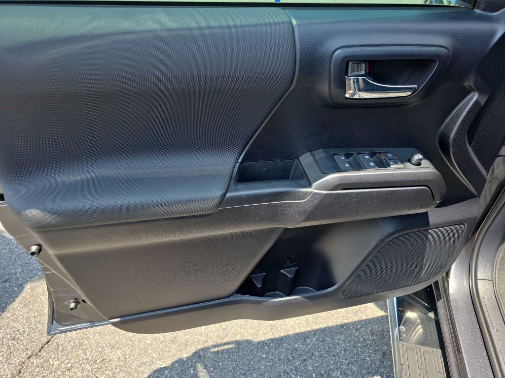 2020 Toyota Tacoma Image 14