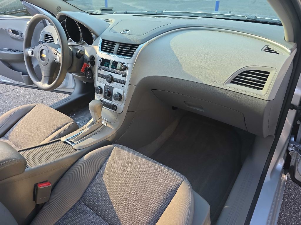 2011 Chevrolet Malibu Image 20