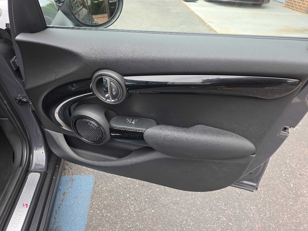 2019 MINI Cooper Image 24