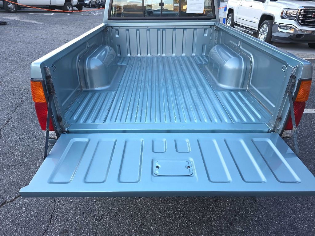 1993 Nissan Truck Image 12