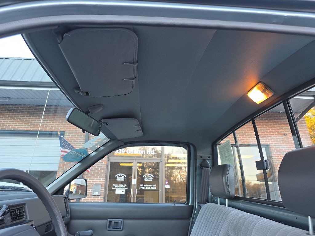 1993 Nissan Truck Image 17