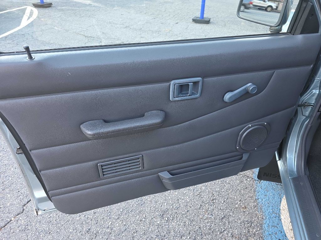 1993 Nissan Truck Image 18