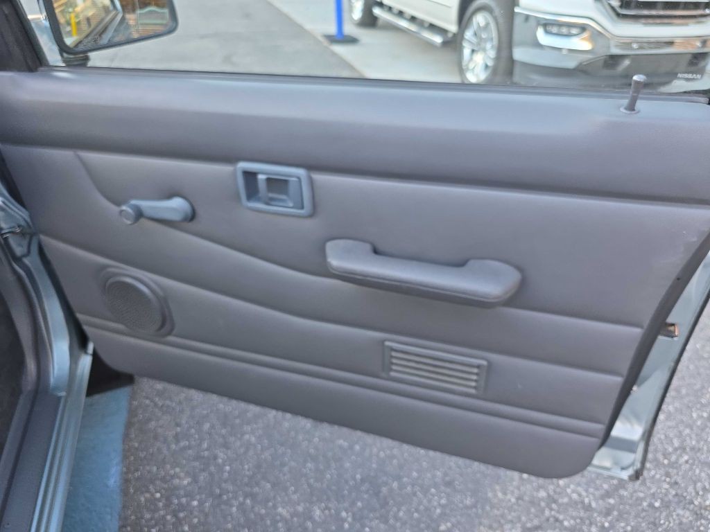 1993 Nissan Truck Image 30