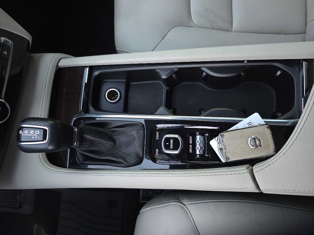 2016 Volvo XC90 Image 17