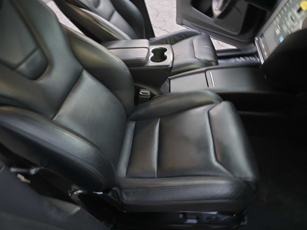 2016 Tesla Model X Image 22