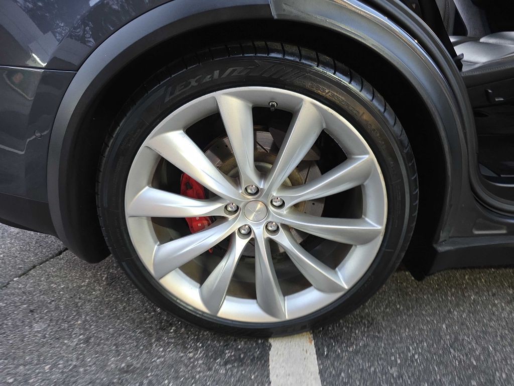 2016 Tesla Model X Image 27