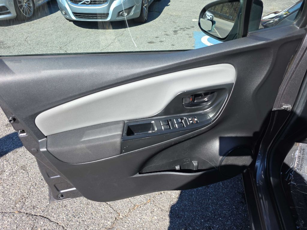 2017 Toyota Yaris Image 9