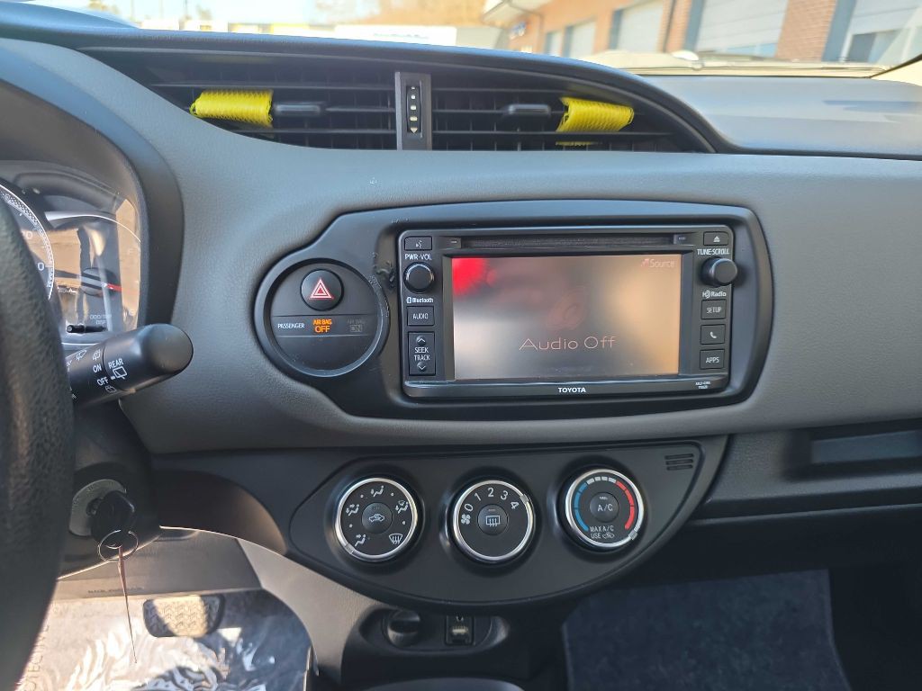 2017 Toyota Yaris Image 11