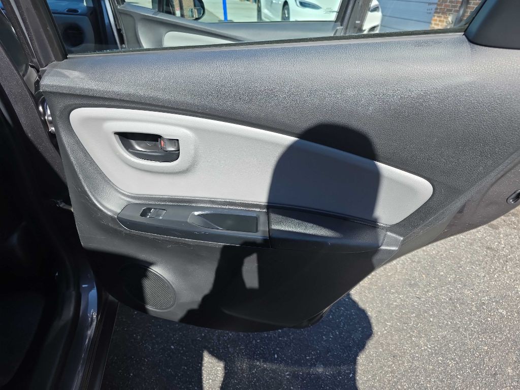 2017 Toyota Yaris Image 18