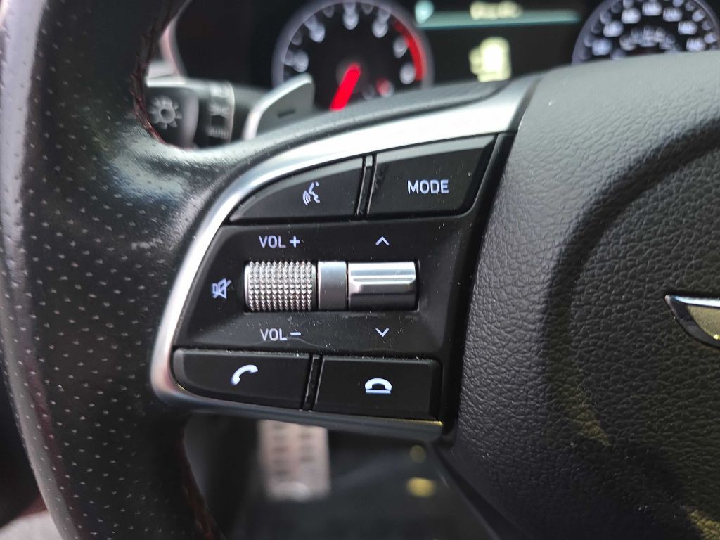 2020 Genesis G70 Image 17