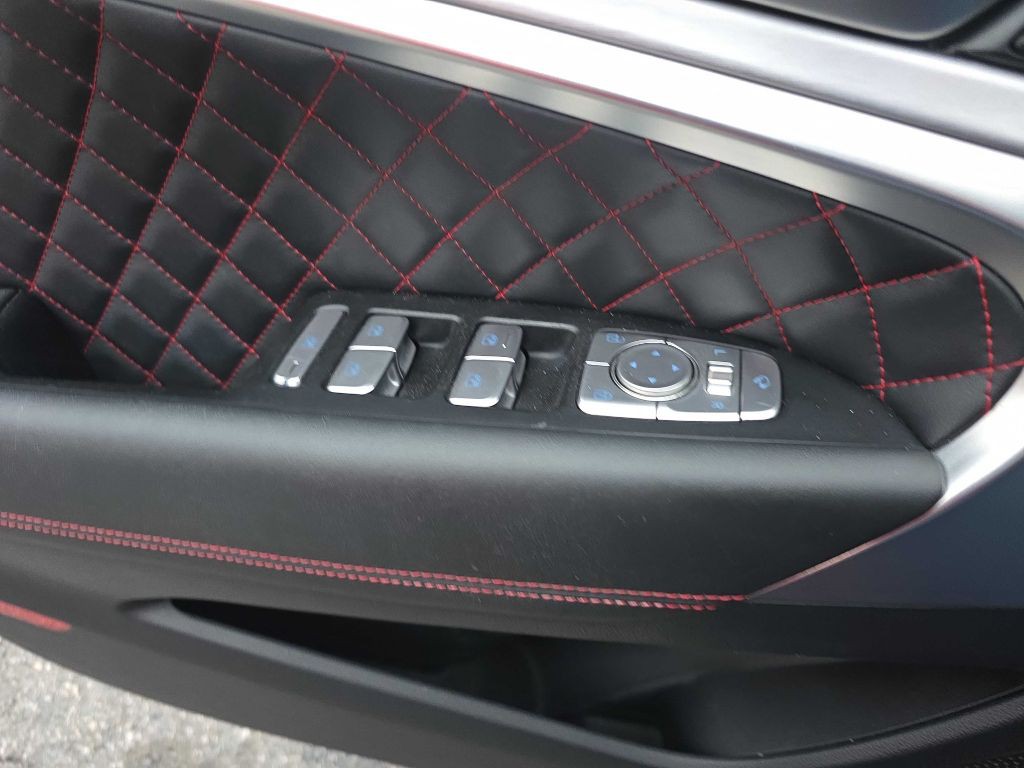 2020 Genesis G70 Image 18