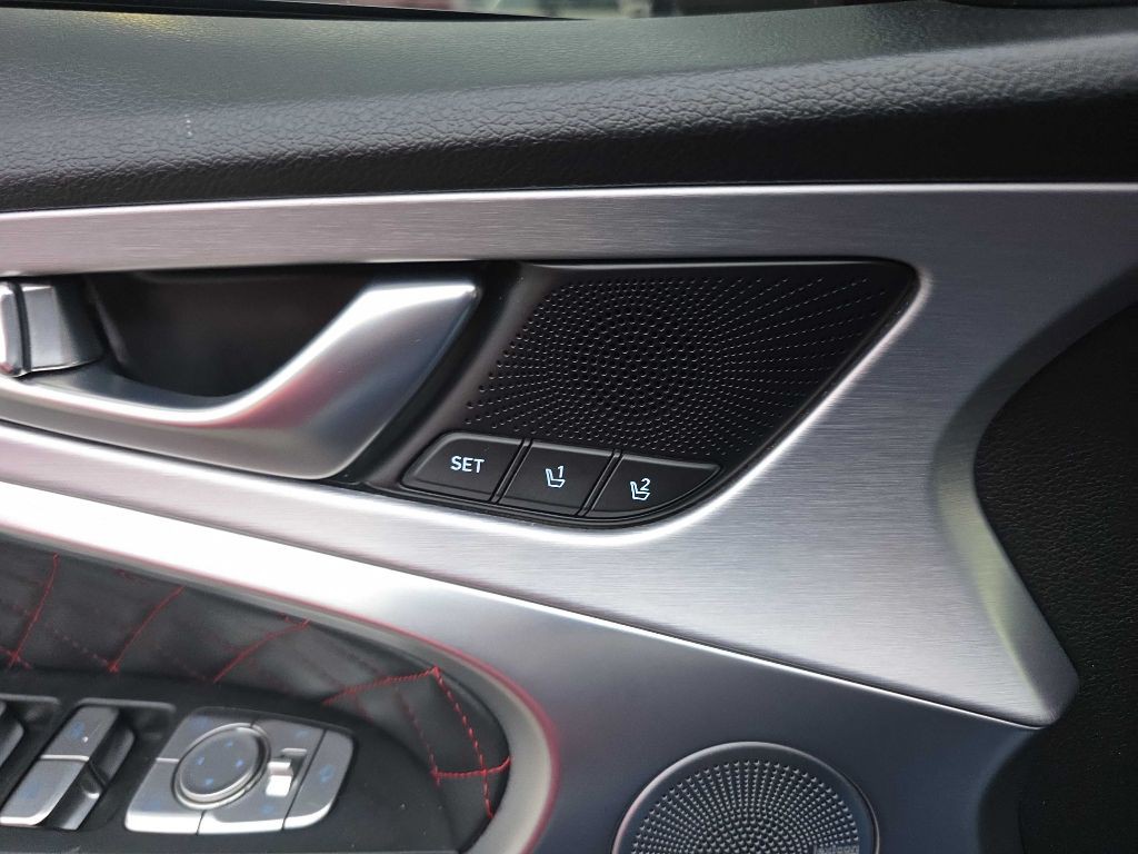 2020 Genesis G70 Image 19