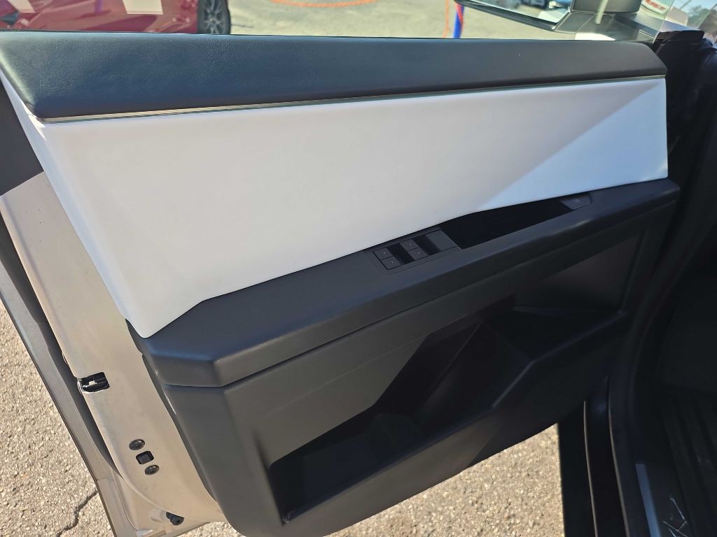2024 Tesla Cybertruck Image 11