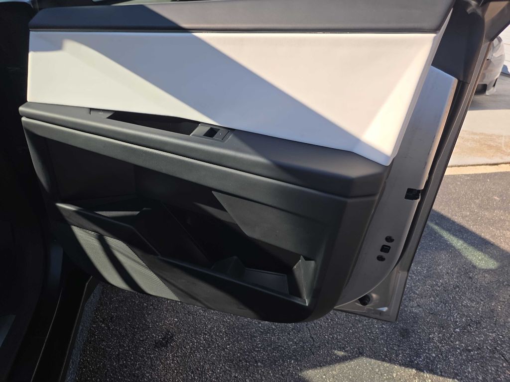 2024 Tesla Cybertruck Image 24