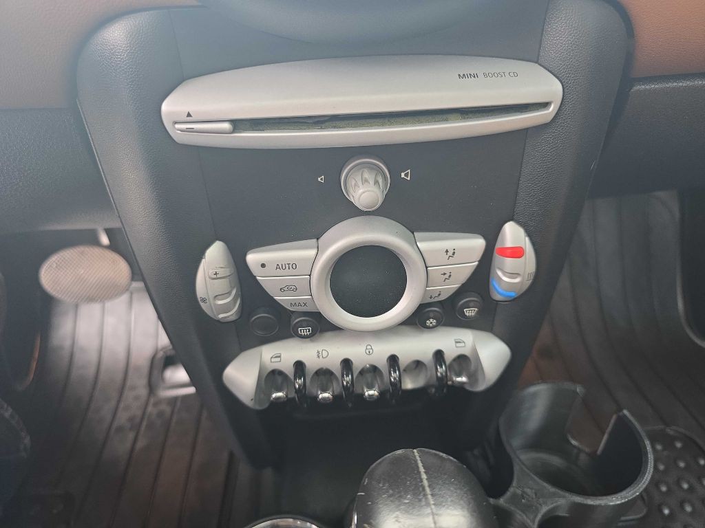 2010 MINI Cooper Image 17