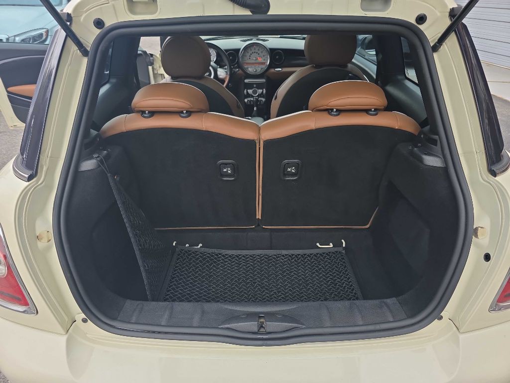 2010 MINI Cooper Image 21