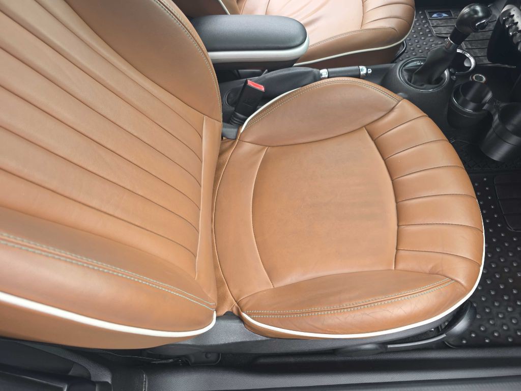 2010 MINI Cooper Image 22