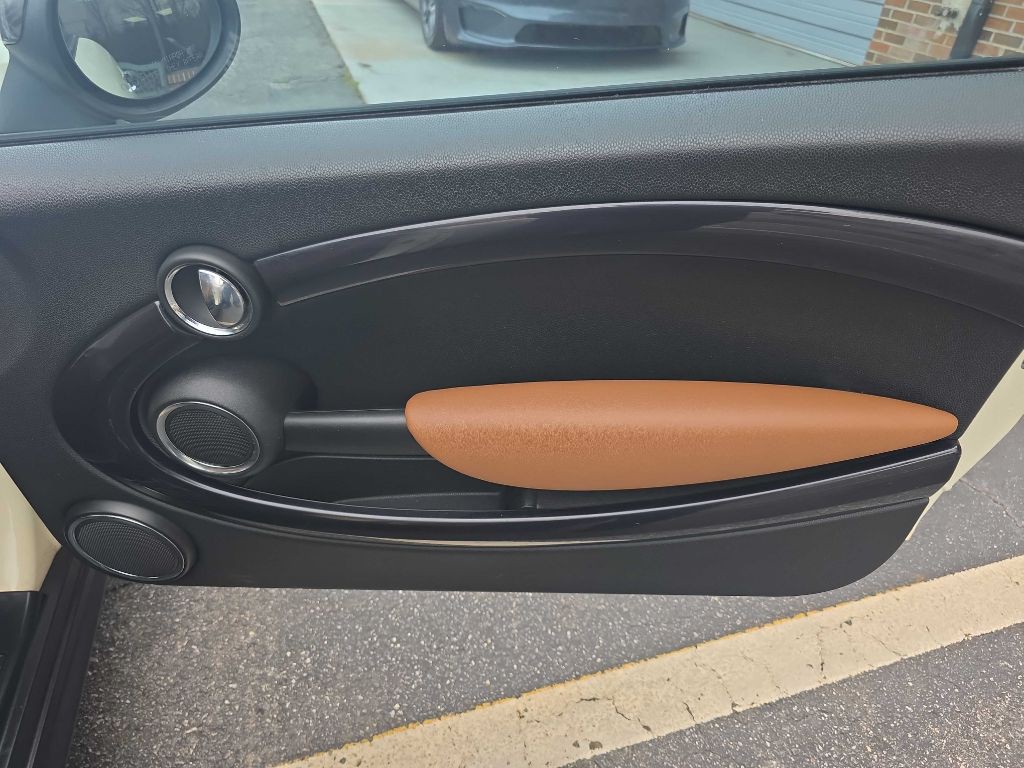 2010 MINI Cooper Image 24