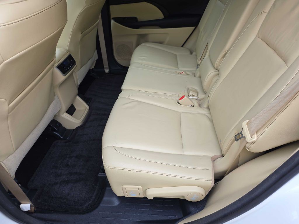 2015 Toyota Highlander Image 17
