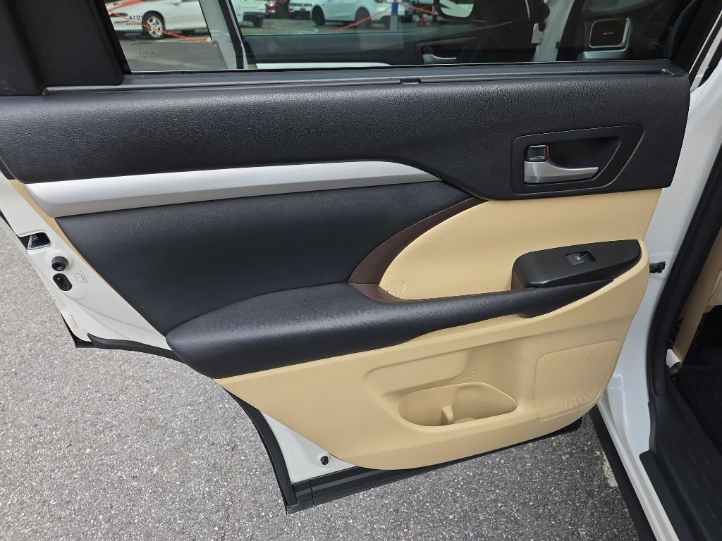 2015 Toyota Highlander Image 18