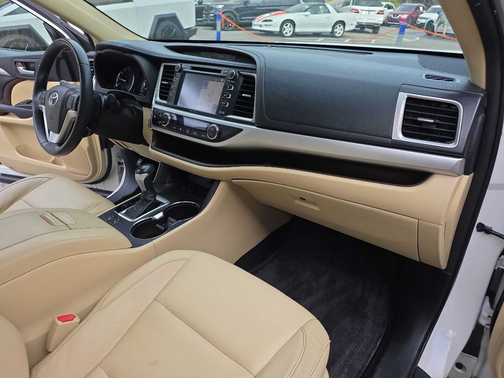 2015 Toyota Highlander Image 24