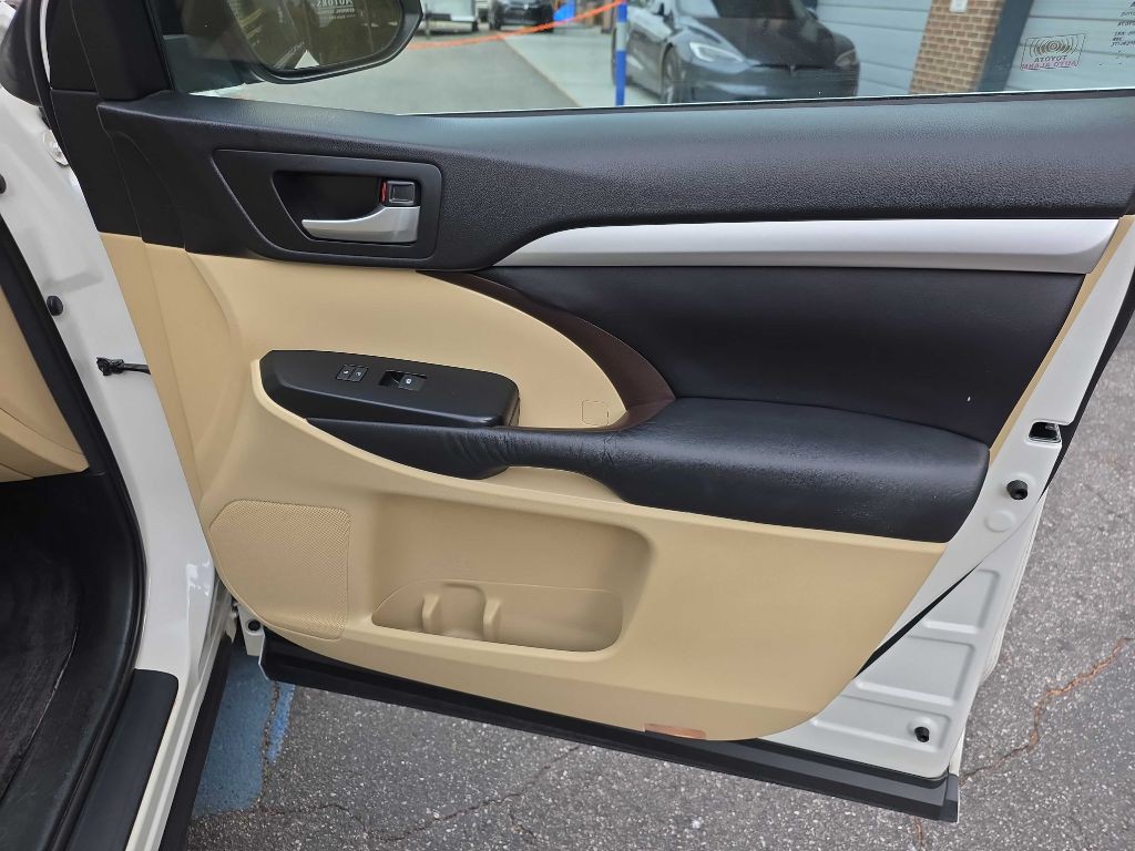 2015 Toyota Highlander Image 25